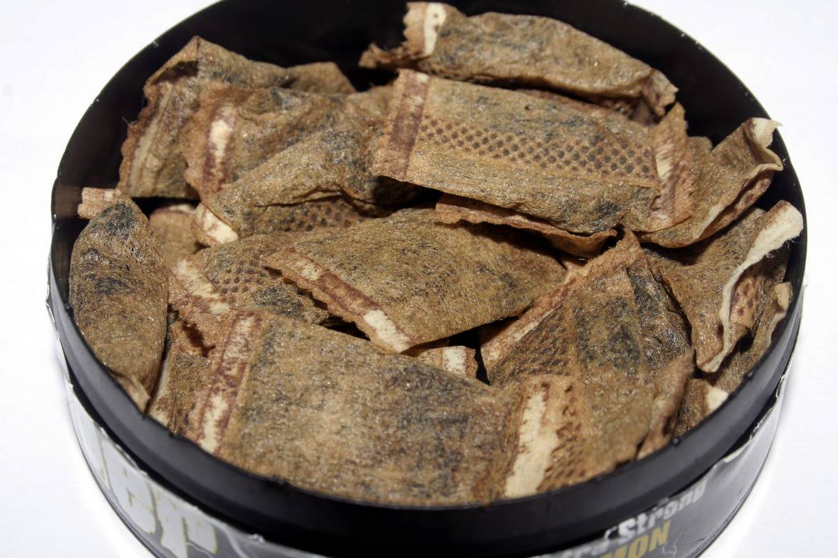 Снюс — опилки с никотином, которые опаснее обычных сигарет